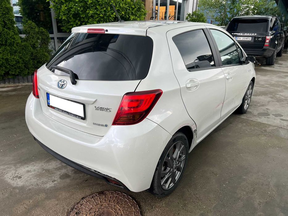 Toyota Yaris Hybrid 2016 Avariat 1.5 benzina + Hybrid cutie automata 101.000km deplasabil, panoramic, camera