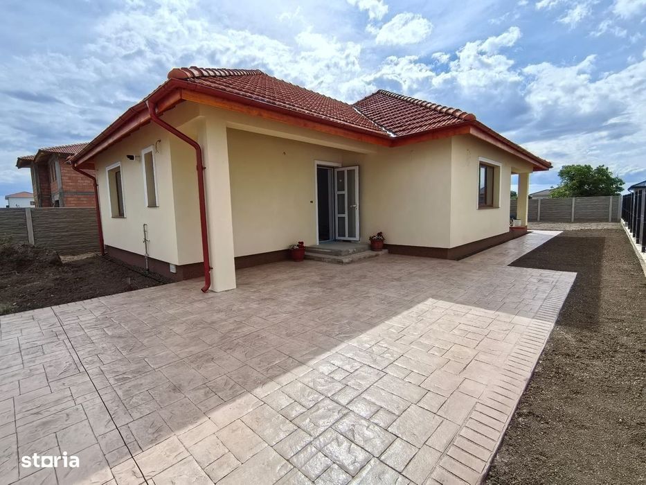 Casă nouă cu 3 camere,2 bai și curte privată imprejmuita si amenajata.