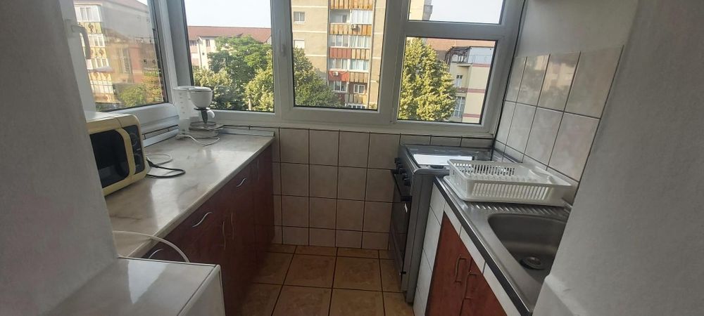 Dau in chirie apartament 3 camere in Rogerius