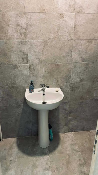 Cabinet medical veterinar cu toate aprobarile si utilitatile, situat in Cluj Napoca. Toata aparatura este noua, renovare facuta recent.