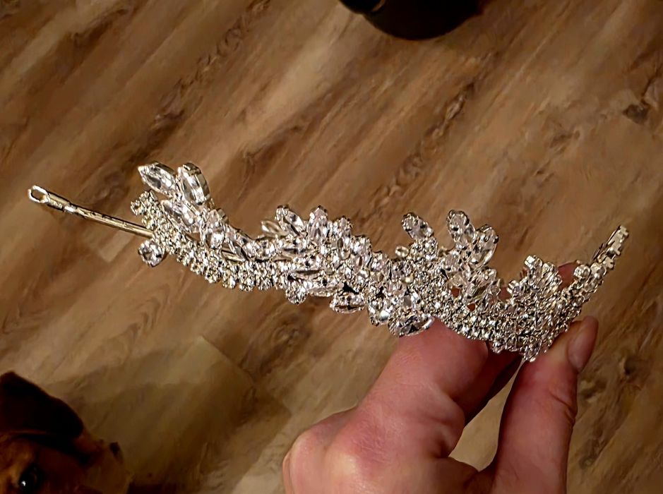 Vând diadema glamadea