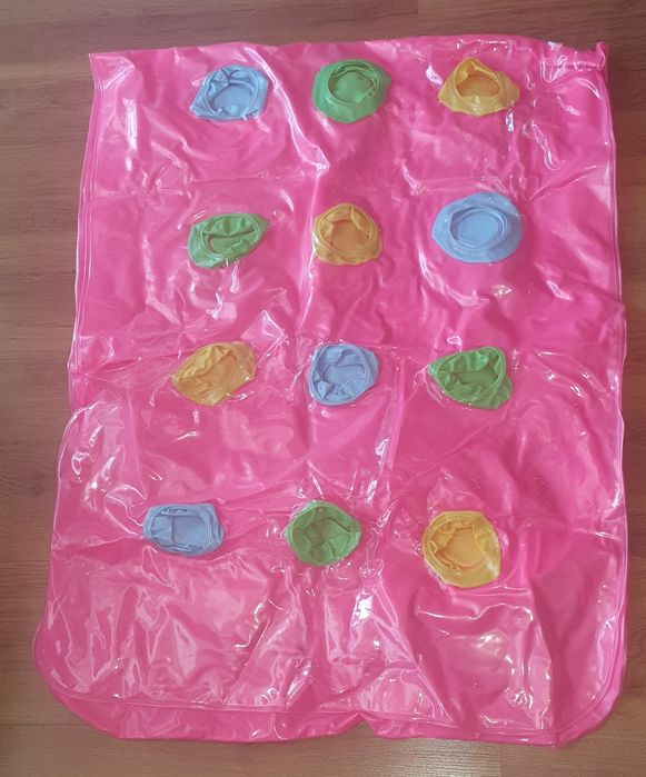 Надуваеми плажни дюшеци с "чашки"