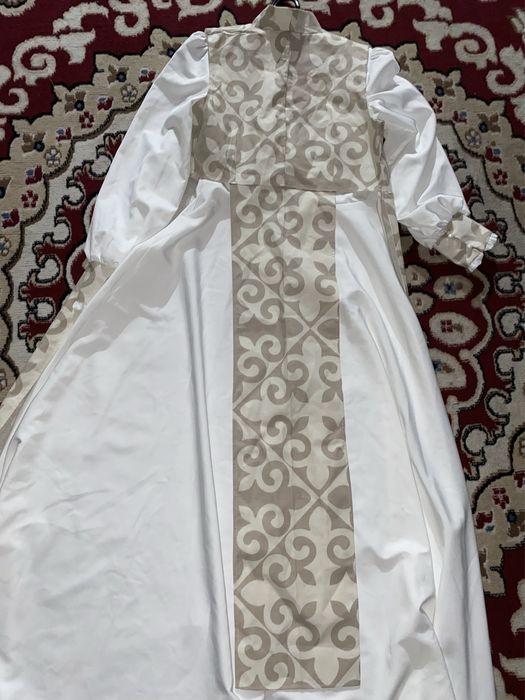 Ұлттық стильдегі әдемі көйлек сатылады.