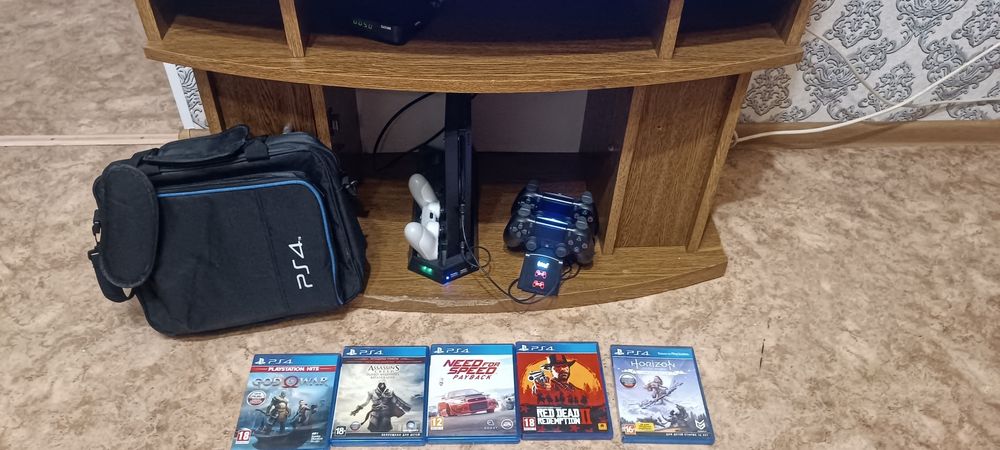 Продаю пс4 Слим 500 гб