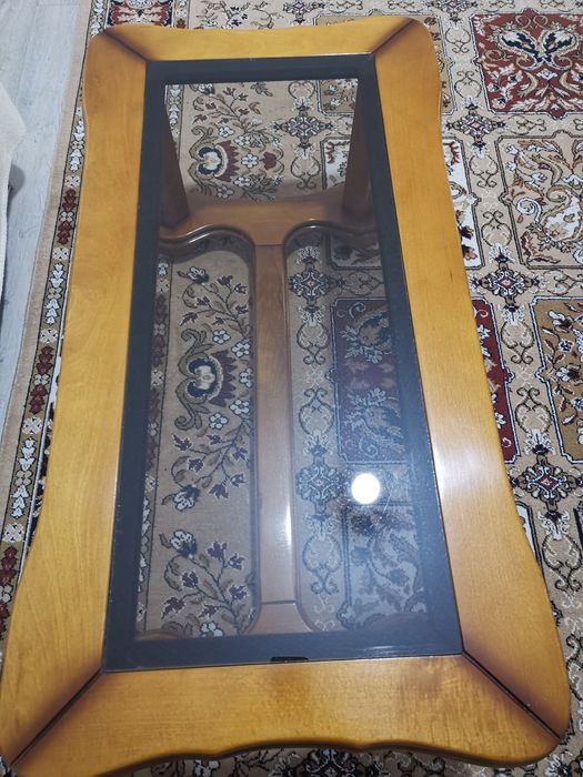 Covor și masa de cafea