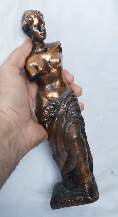 Statuetă decorativă Zeița Afrodita din antimoniu poleită cu cupru, înnălțime 24cm.