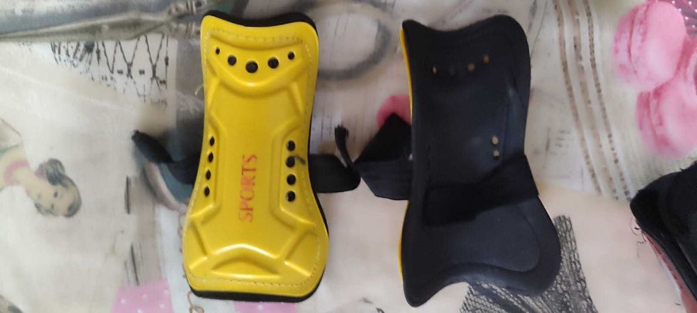 щитки футбольные