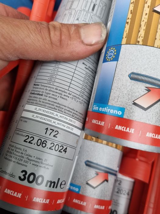 Vând rezina si soluție pvc