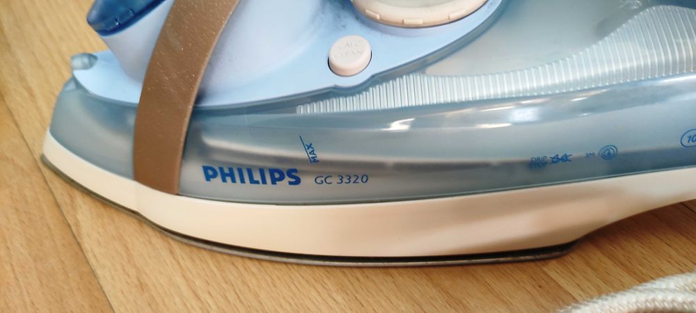 Парна ютия Philips GC3320, мощност: 2300 W, гладеща плоча: SteamGlide, парен удар, непрекъснато пароподаване, вертикална пара, воден резервоар: 300мл