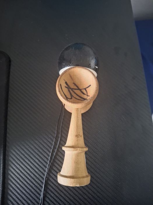 Kendama krom pop negru semnata de xremus