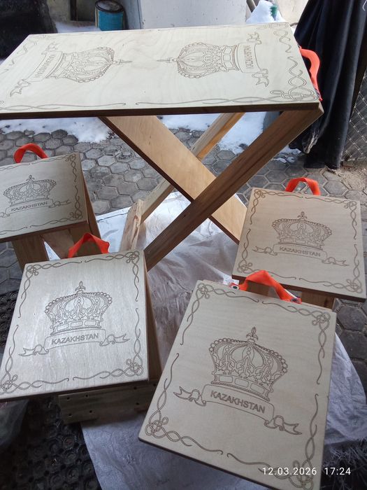 Складной стол и складные стулья