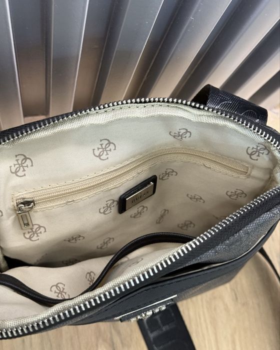 Барсетка Guess продаётся