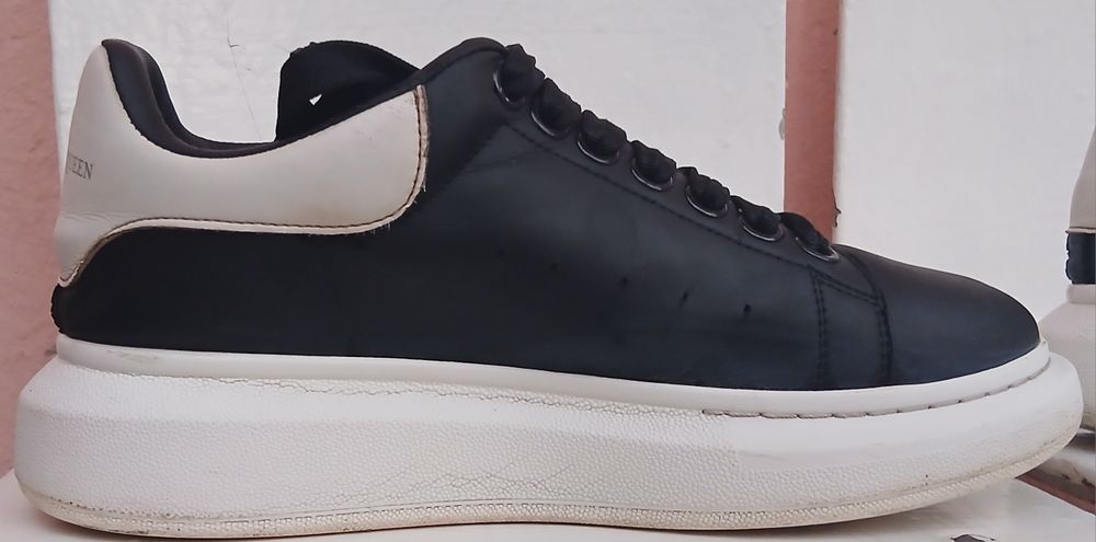Alexander McQueen qora-oq krasofka 40 razmer