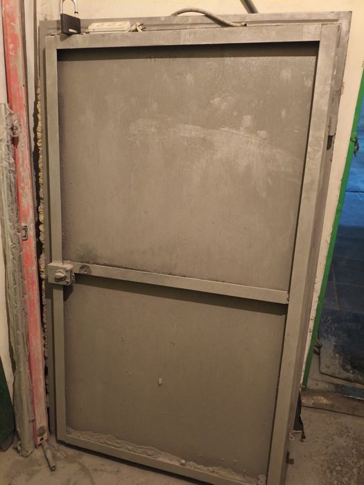 Продаю металлическую дверь