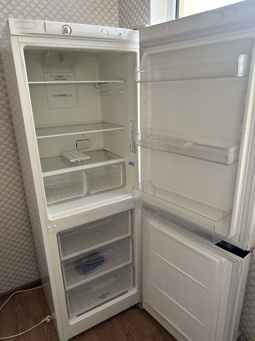 Холодильник 2-х камерный. Срочно