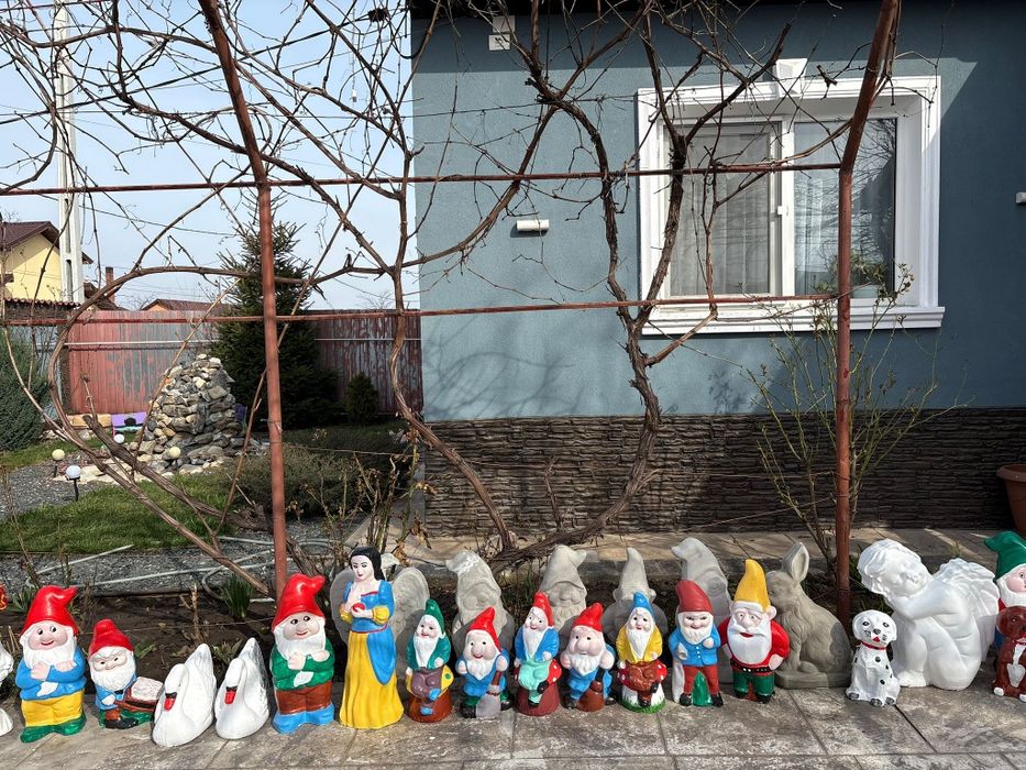 Vând figurine de grădină făcute din  materiale  rezistente la ploaie
