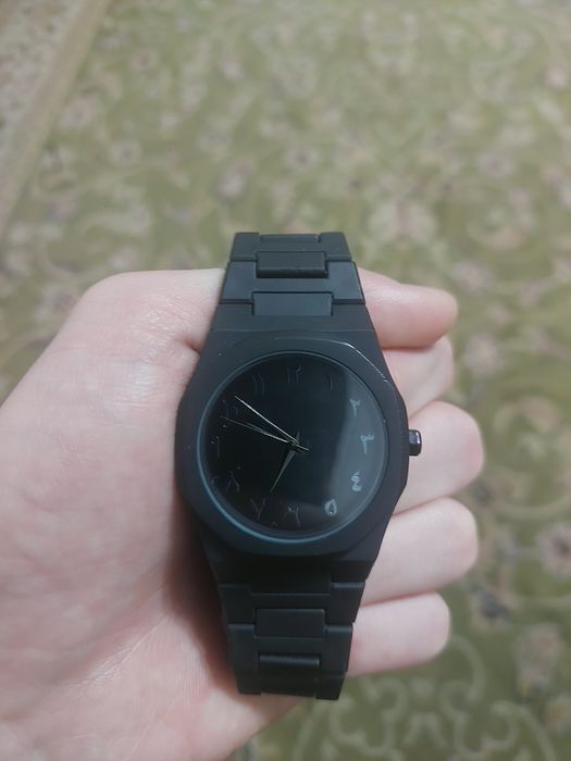 Продаю часы с арабскими числами