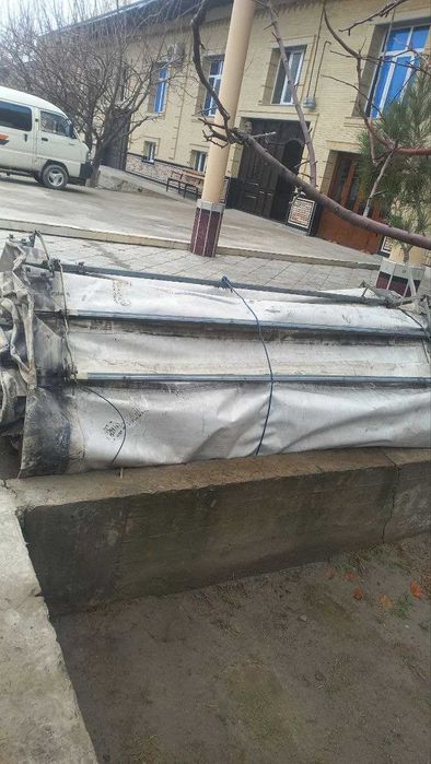 Tent, stoykalari va eshiklari bor