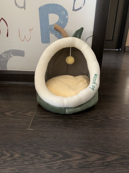 Уютный домик для кошки в виде авокадо