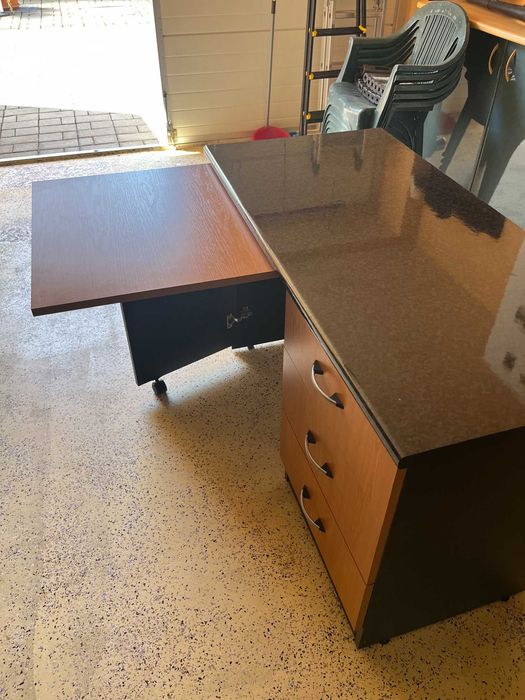 Birou 3 sertare cu o parte extensibila