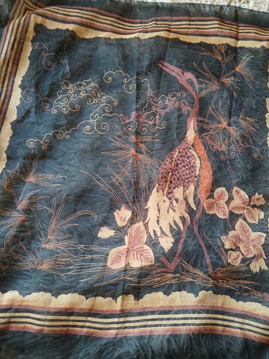 Цветни дамски шалове