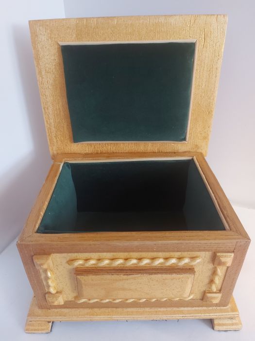 Шкатулка деревянная.