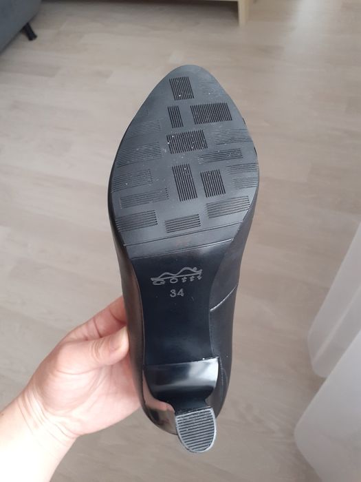 Продам женские туфли