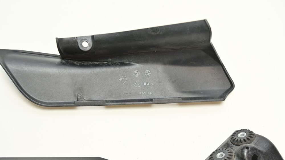 Carene Lateral Stanga Superioara Vas Expansiune Senzor Viteza Ducati