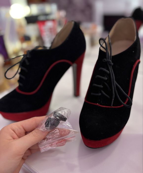 Vând botine cu toc cu platformă