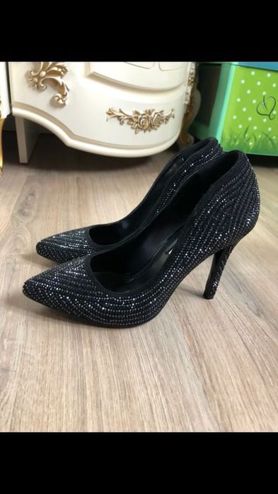 Черные туфли со стразами