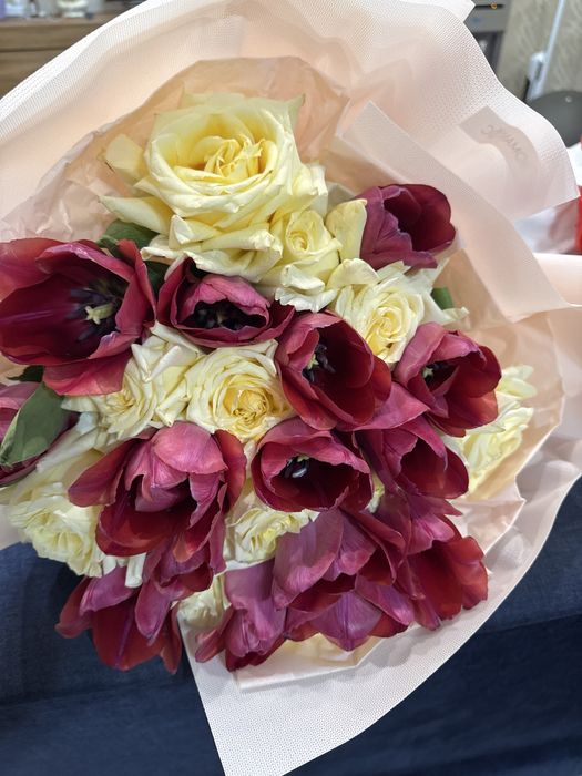 продается три букета цветов