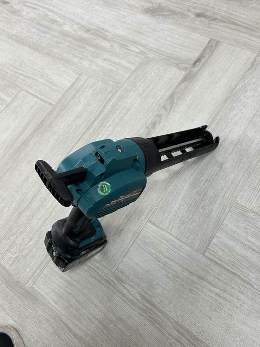 Makita DCG 180 pistol de silicon
