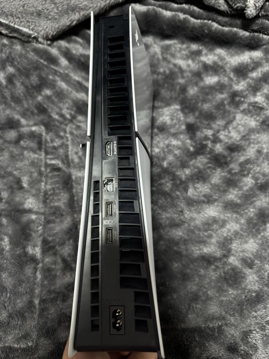 Vând PS5 Digital Edition 1TB – ca nou, cumpărat în ianuarie**