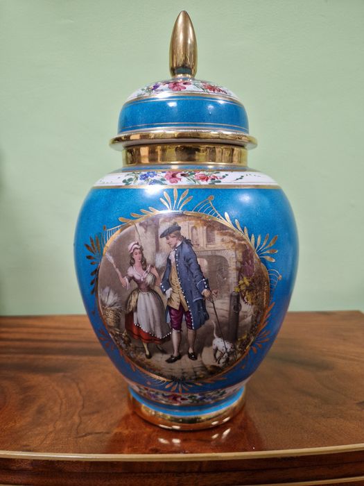 Уникална антикварна белгийска порцеланова купа H. Bequet