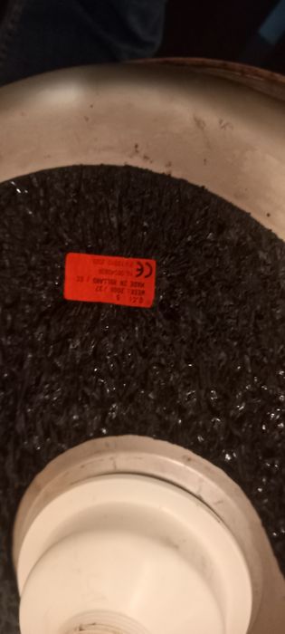 Раковина на кухне со смесителем