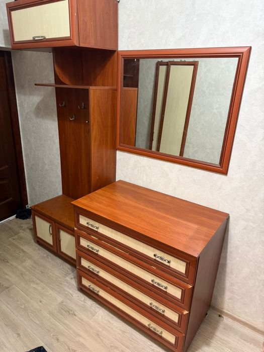 Полный комплект мебели для прихожей(комод, шкаф, вешалка , зеркало)
