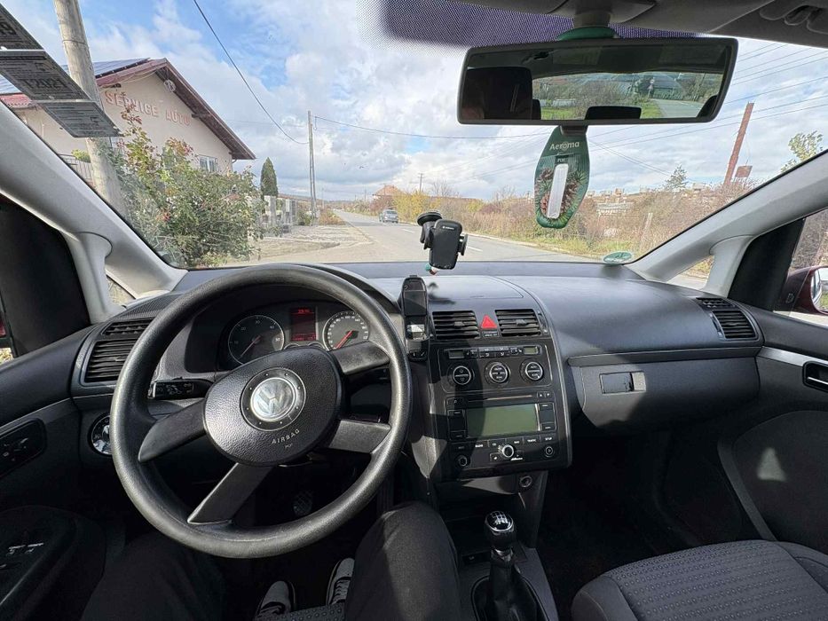 Vând Volkswagen Touran