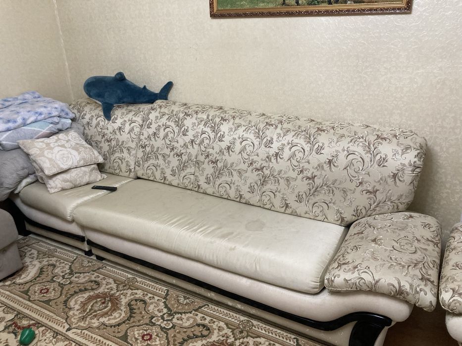 Продам диван в хорошем сосоянии уголовой , угол можно убрать на фото