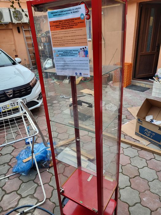 Vitrină metalica cu geam