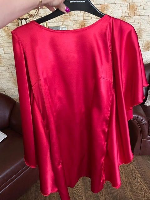 Rochie satin, rosie, mâneca fluture și lanț auriu pe spate