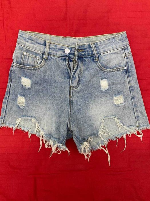 Рваные джинсовые шерты