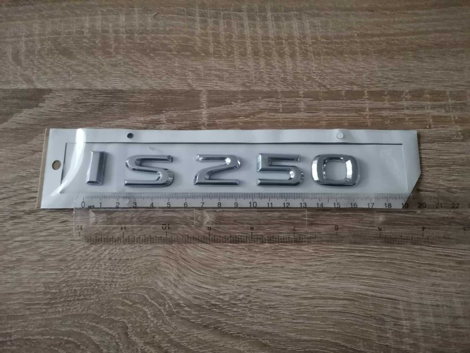 сребрист надпис Lexus IS 250
