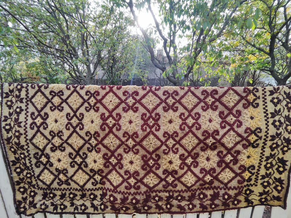 Vând cuverturi țesute manual