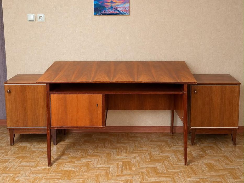 Стол письменный, длина 1м 25см, высота 75см, ширина 65см