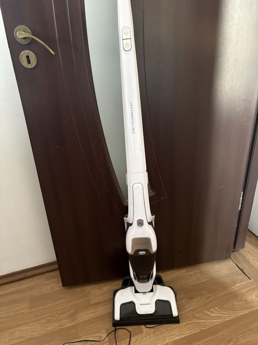 aspirator vertical 2 în 1 marca SilverCrest, modelul SHSS 18 B1.