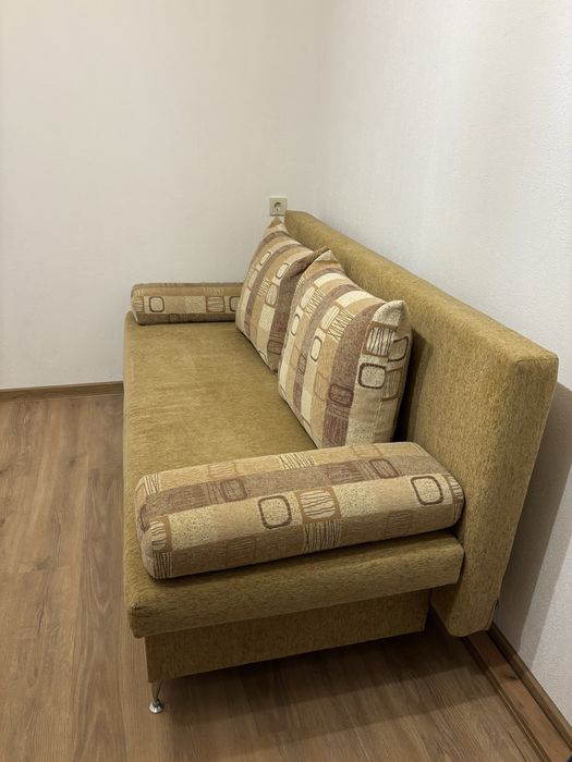 Разтегателен холен диван