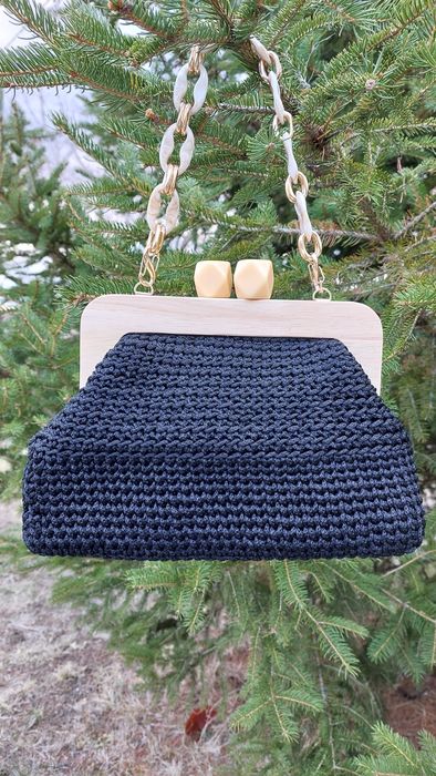 Плетена  чанта в черен цвят