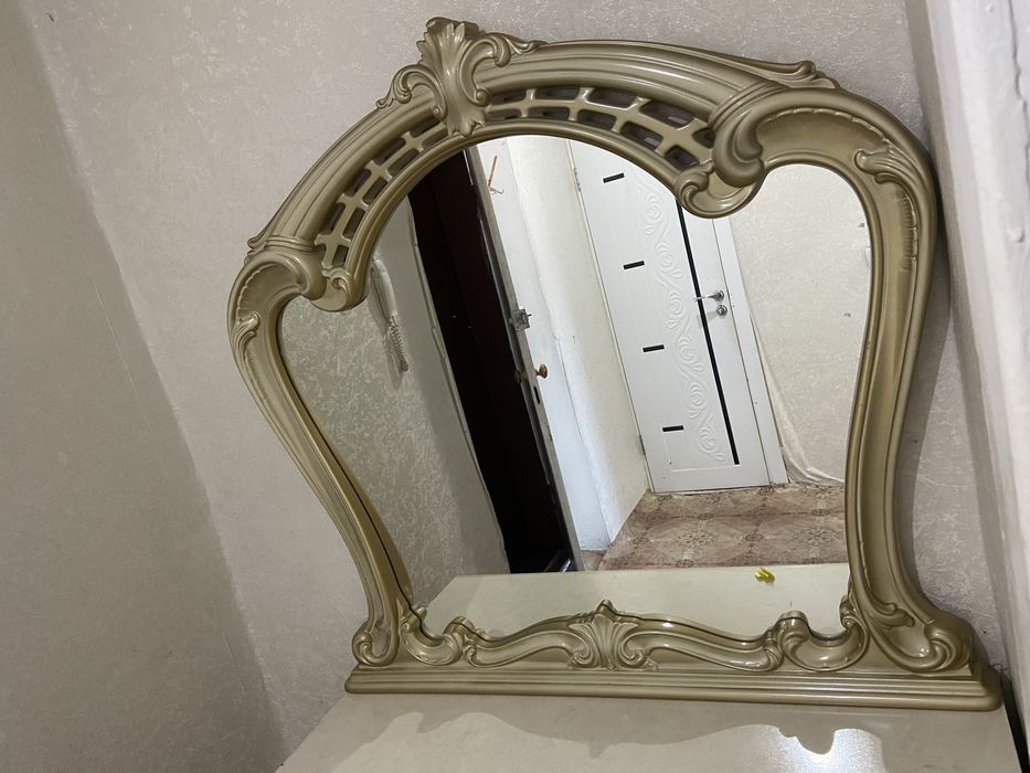 Продаётся комод + зеркало + 2 тумбочки