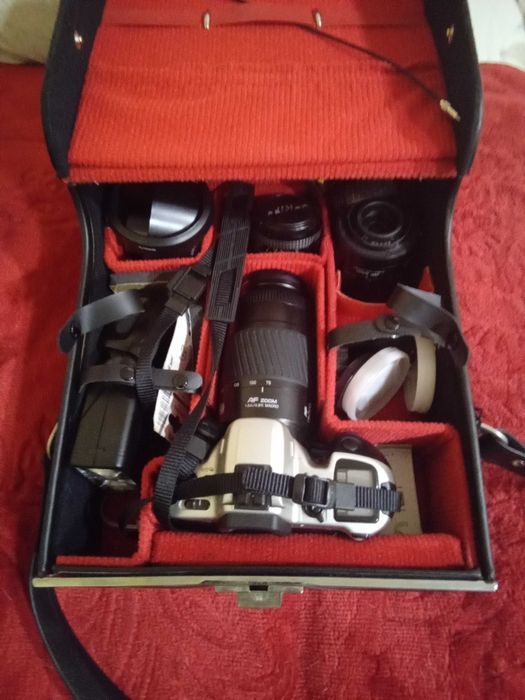 Фотографски комплект Minolta Dynax 500si – 3 обектива, светкавица и чанта