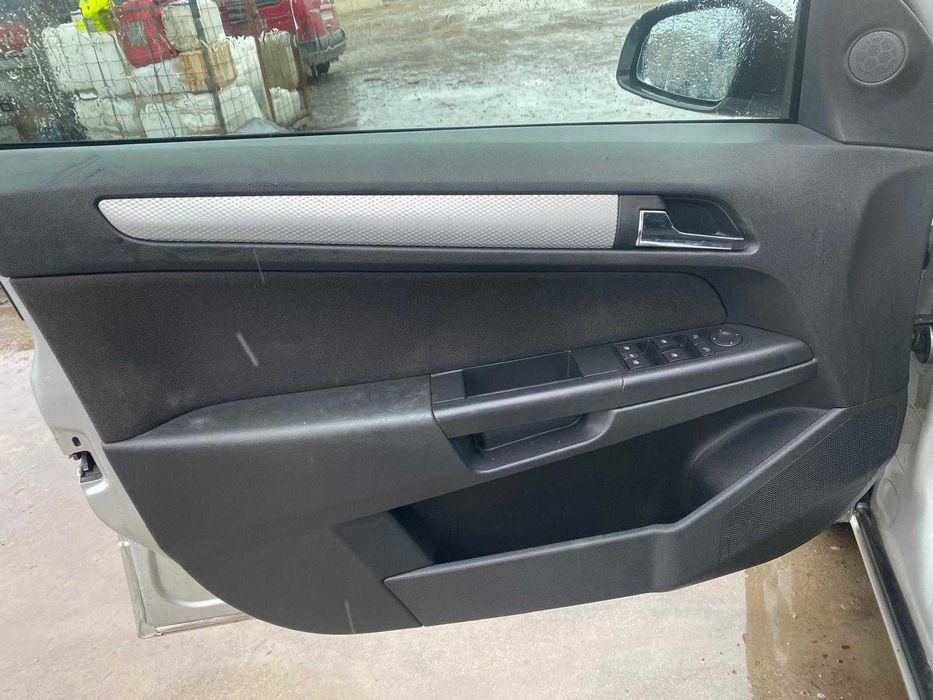 dezmembrez opel astra H 1.7 euro 3/capota astra h/usa astra h